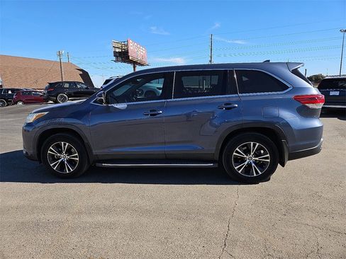 Used 2019 Toyota Highlander LE image 3