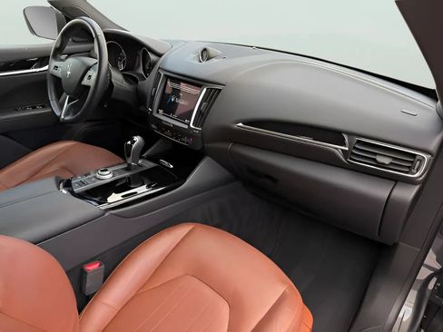 Used 2017 Maserati Levante AWD/4WD image 9