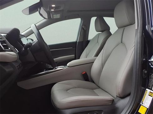 Used 2022 Toyota Camry XLE image 12