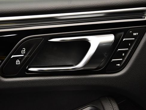 Used 2025 Porsche Macan image 35