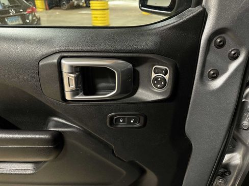 Used 2018 Jeep Wrangler Unlimited Sport S AWD/4WD image 22
