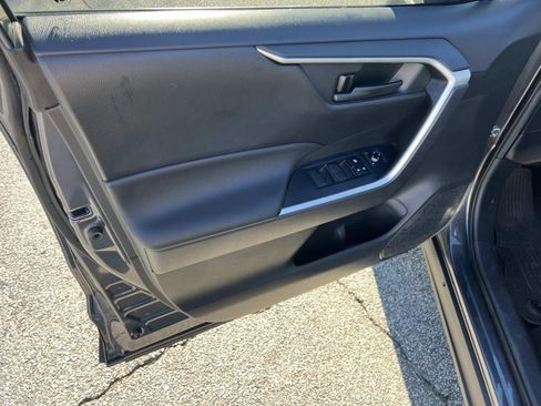 Used 2021 Toyota RAV4 LE image 10