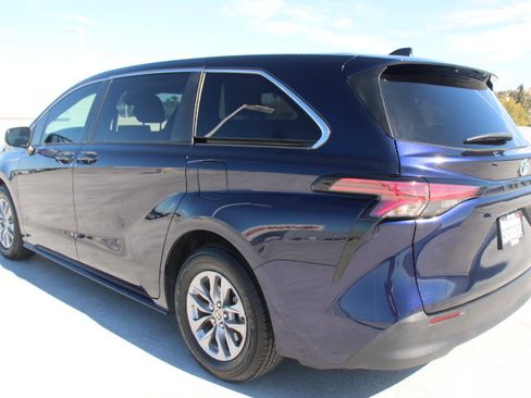 Certified 2022 Toyota Sienna LE FWD image 5