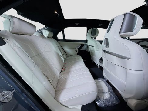 New 2026 BMW i7 xDrive60 w/ Executive Package image 30