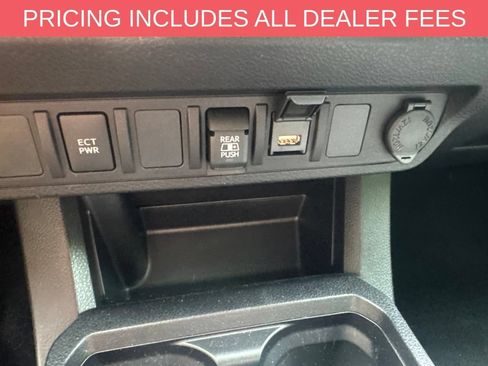 Used 2020 Toyota Tacoma SR5 AWD/4WD image 7