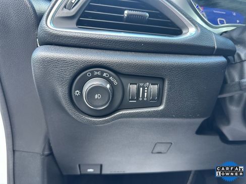 Used 2025 Chrysler Pacifica Limited image 65