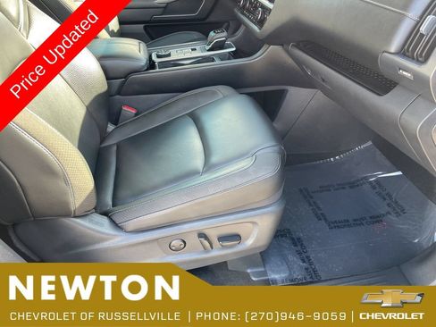 Used 2025 Nissan Pathfinder SL AWD/4WD image 28