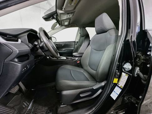 Used 2021 Toyota RAV4 LE AWD/4WD image 14
