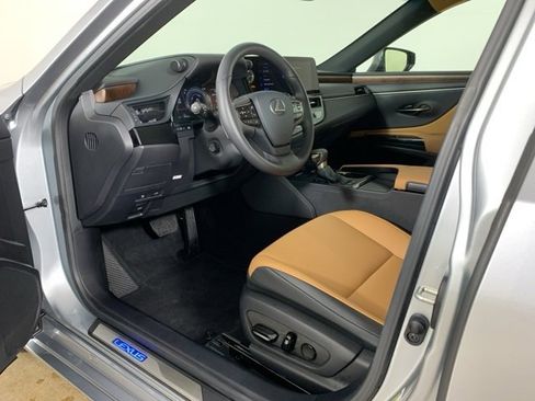 Used 2025 Lexus ES 300h w/ Premium Package image 33