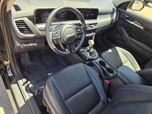 Used 2025 Kia Seltos EX FWD image 16