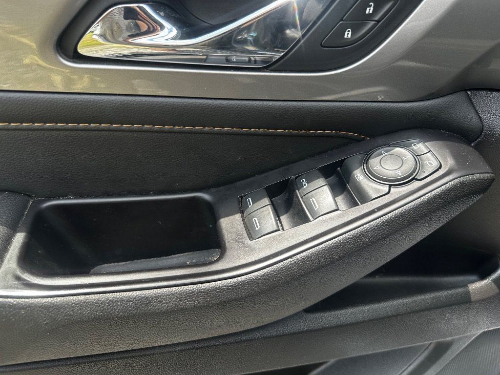 Used 2019 Chevrolet Traverse LT FWD image 11