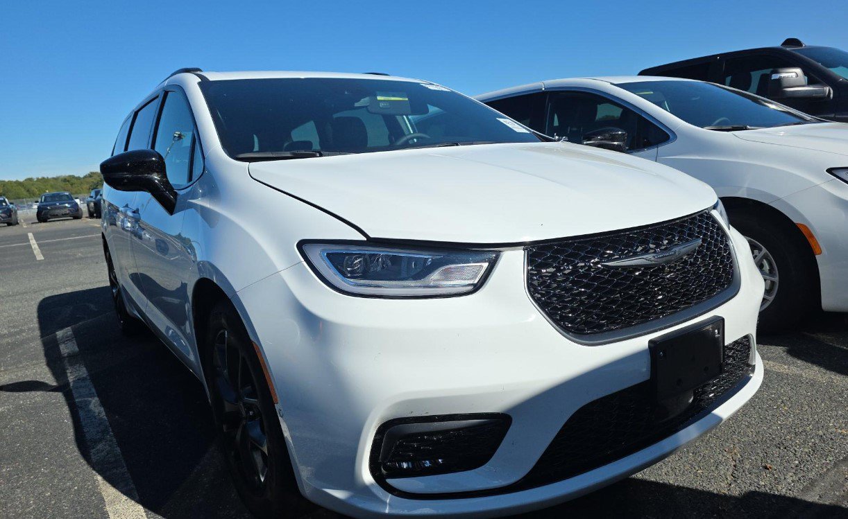 Used 2026 Chrysler Pacifica Select w/ S Appearance Package FWD image 2