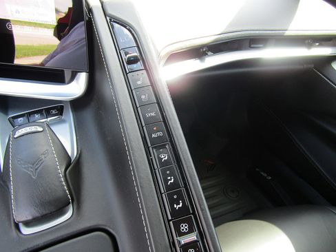 Used 2021 Chevrolet Corvette Stingray Premium Conv w/ Z51 Performance Package RWD image 14