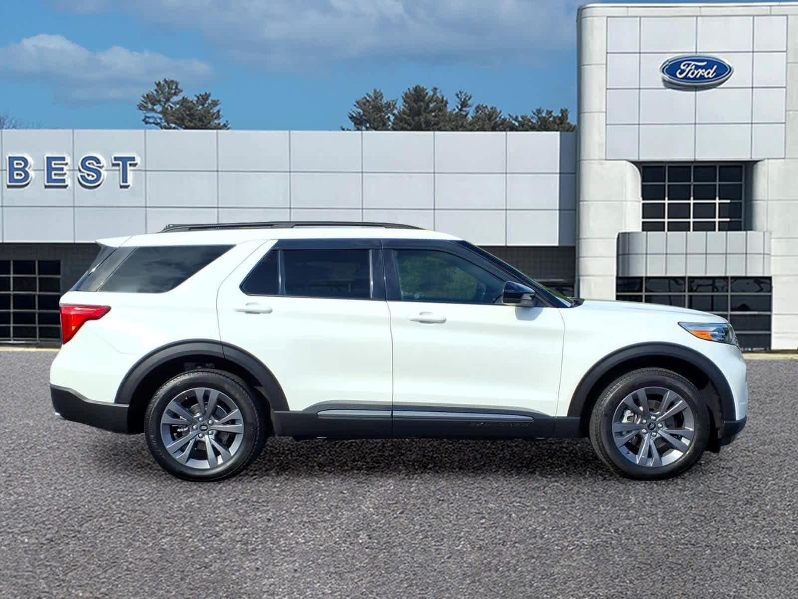 Used 2024 Ford Explorer XLT w/ Equipment Group 202A AWD/4WD image 9