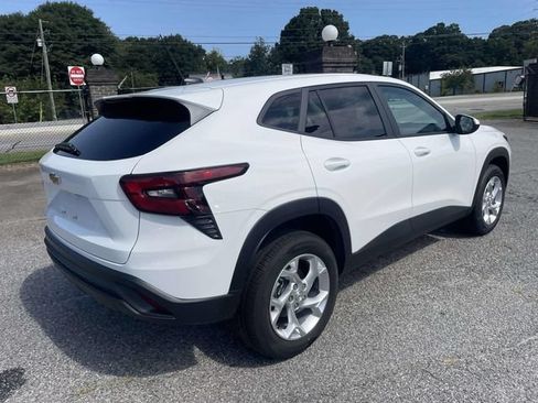 New 2026 Chevrolet Trax LS w/ LS Convenience Package FWD image 3