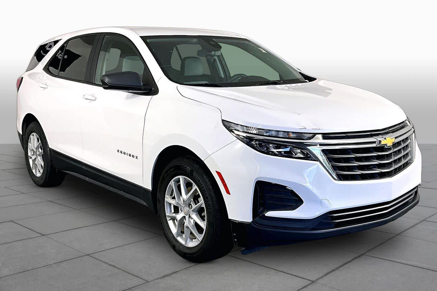 Used 2023 Chevrolet Equinox LS w/ LS Convenience Package FWD image 3