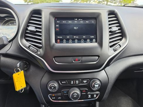Used 2019 Jeep Cherokee Latitude w/ Popular Appearance Group AWD/4WD image 15