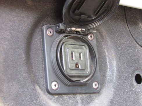 Used 2016 Nissan Titan SV AWD/4WD image 10