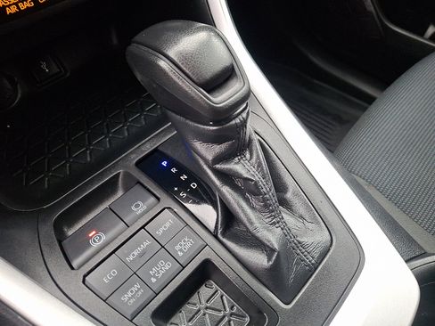 Used 2021 Toyota RAV4 LE image 15