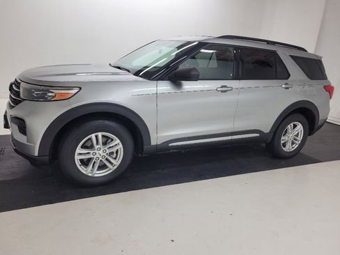 Used 2020 Ford Explorer XLT AWD/4WD image 2