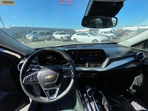 Used 2025 Chevrolet Trax LT w/ LT Convenience Package FWD image 34