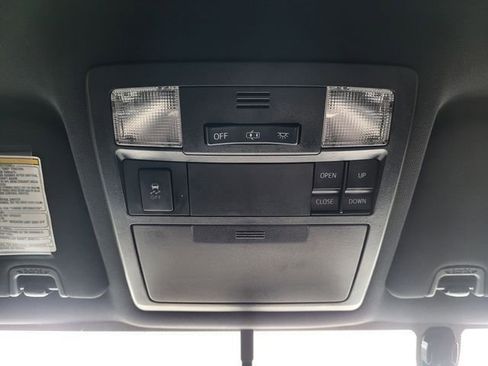 Used 2017 Toyota Tacoma TRD Sport AWD/4WD image 19