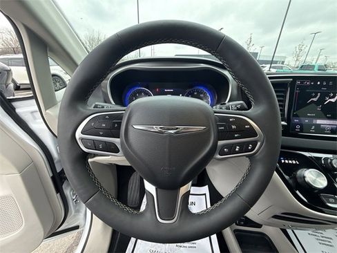 Used 2024 Chrysler Pacifica Touring-L image 14
