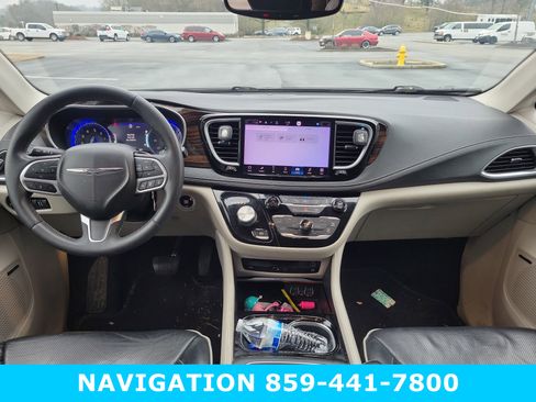 Used 2022 Chrysler Pacifica Limited w/ Uconnect Theater Family Group image 9