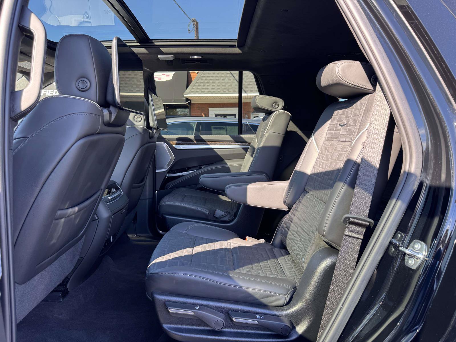Used 2025 Cadillac Escalade Sport Platinum w/ LPO, ONYX Package AWD/4WD image 11