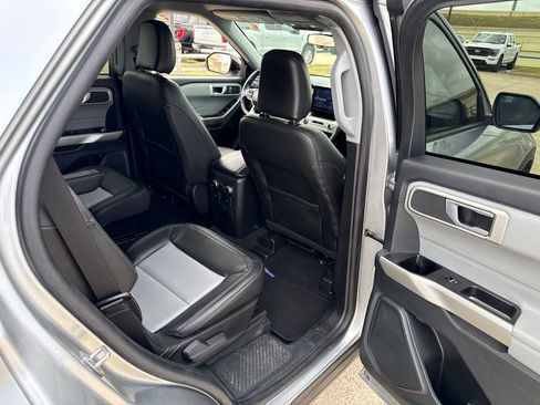 Used 2023 Ford Explorer XLT w/ Equipment Group 202A RWD image 13