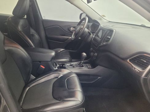 Used 2019 Jeep Cherokee Latitude Plus w/ Comfort/Convenience Group image 21