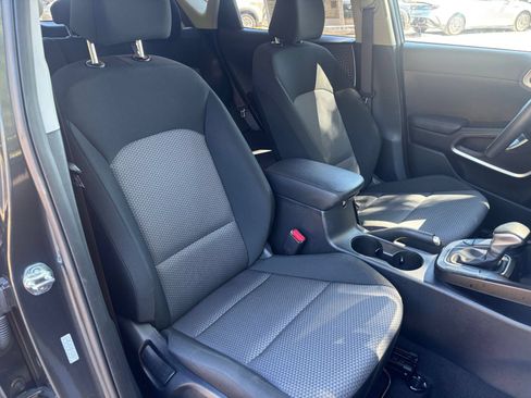 Used 2025 Kia Soul LX w/ LX Technology Package FWD image 36