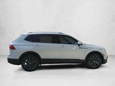 Used 2023 Volkswagen Tiguan SE w/ Panoramic Sunroof Package FWD image 4