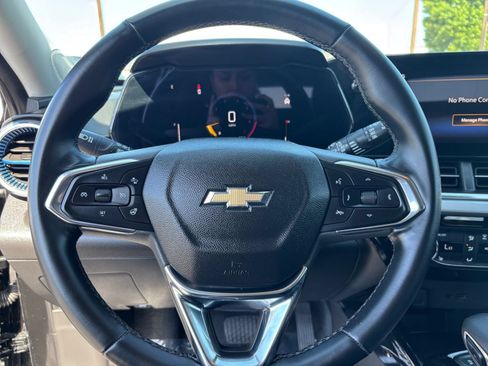 Used 2025 Chevrolet Trax LT w/ LT Convenience Package FWD image 29