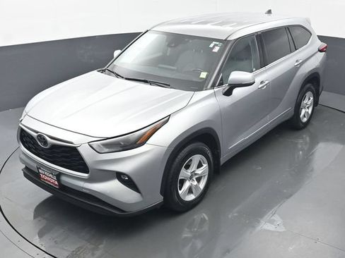 Used 2022 Toyota Highlander LE AWD/4WD image 38