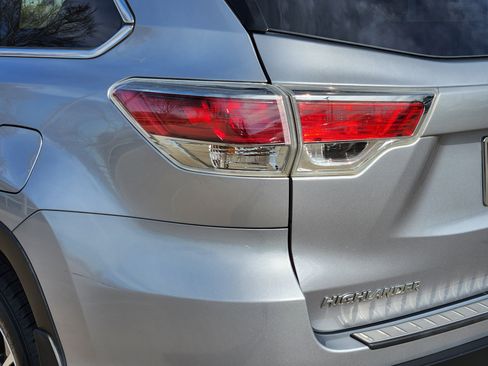 Used 2016 Toyota Highlander XLE image 5