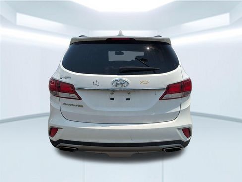 Used 2017 Hyundai Santa Fe SE FWD image 2