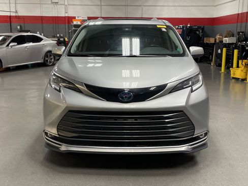 Used 2021 Toyota Sienna Limited image 3