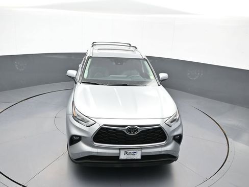 Certified 2024 Toyota Highlander Limited AWD/4WD image 37
