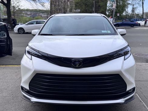 Used 2026 Toyota Sienna XLE Woodland Edition AWD/4WD image 2