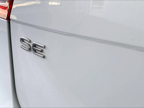 Used 2022 Volkswagen Tiguan SE image 10