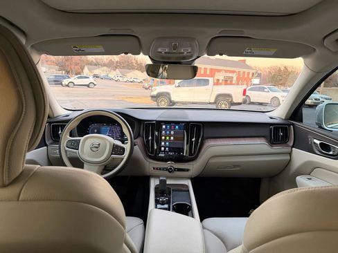 Used 2022 Volvo XC60 B5 Momentum image 28