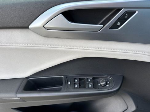 Used 2025 Volkswagen Taos SE w/ Panoramic Sunroof Package image 10