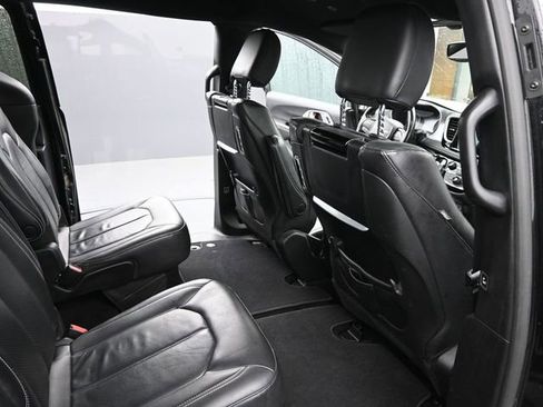 Used 2021 Chrysler Pacifica Touring-L w/ Uconnect Theater Family Group image 18