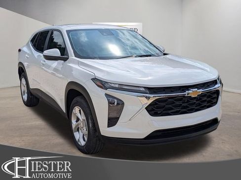 New 2026 Chevrolet Trax LS w/ LS Convenience Package FWD image 1
