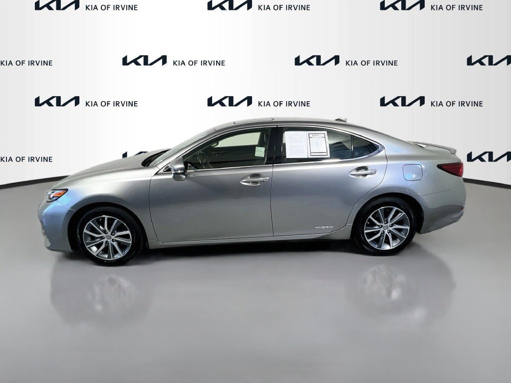 Used 2016 Lexus ES 300h w/ Luxury Package w/Wood Trim FWD image 4