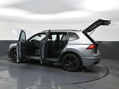 Used 2023 Volkswagen Tiguan SE R-Line FWD image 31