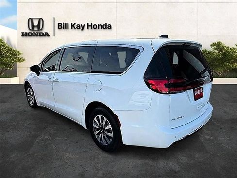 Used 2023 Chrysler Pacifica Touring-L FWD image 3