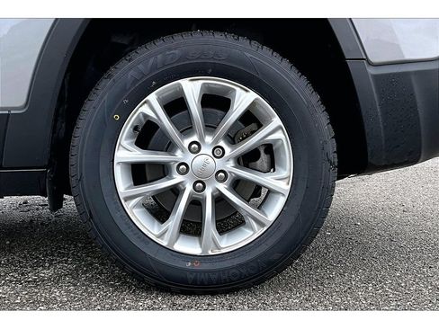 Used 2019 Jeep Cherokee Latitude w/ Popular Appearance Group AWD/4WD image 40