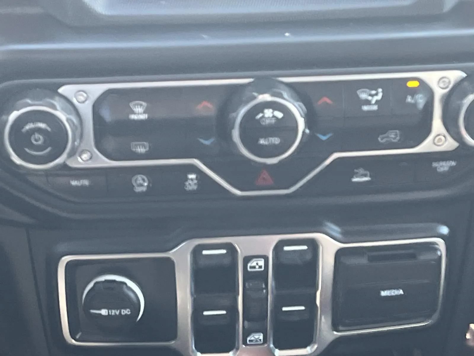 Used 2023 Jeep Gladiator Rubicon AWD/4WD image 15